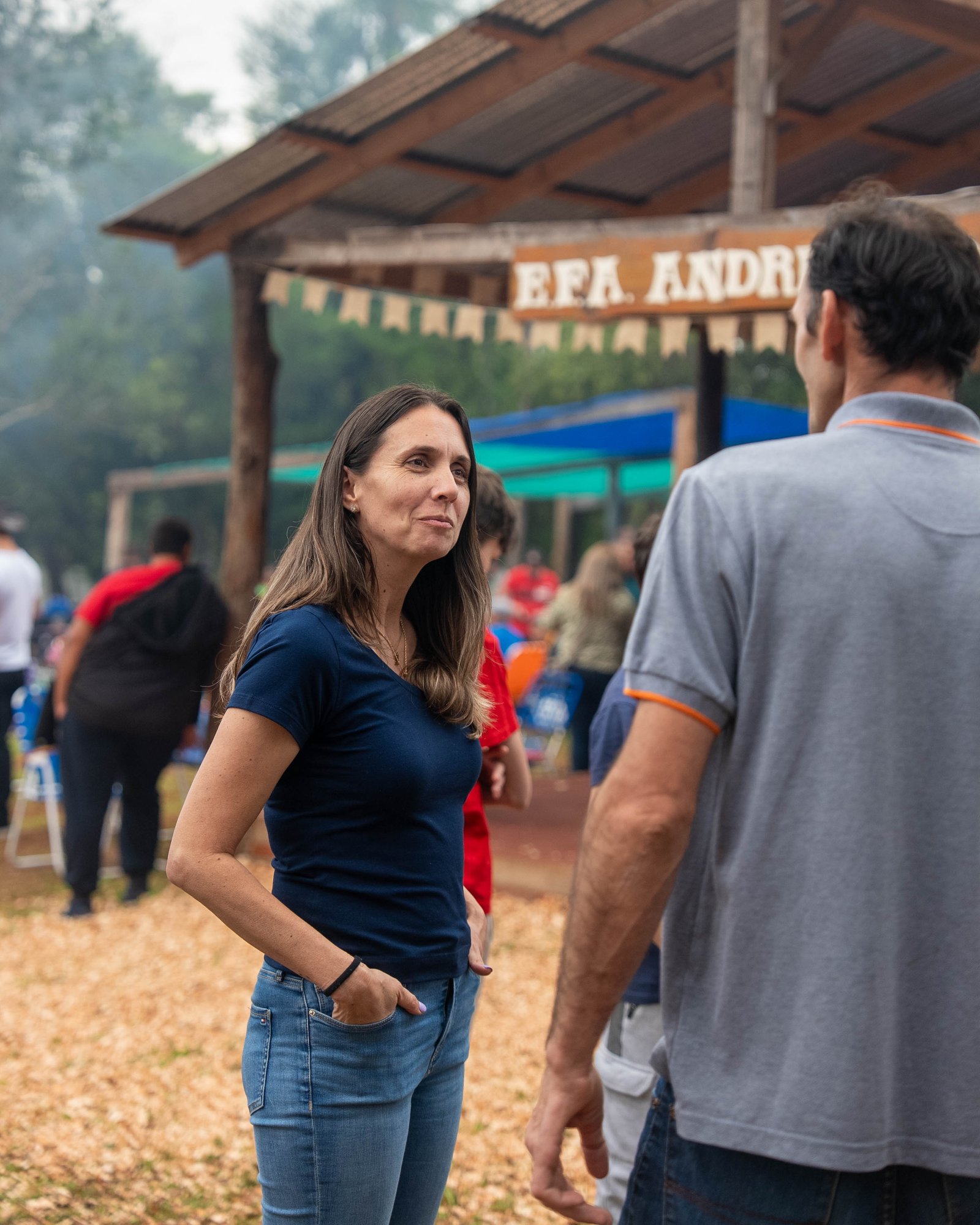 Maura conversando con vecinos en evento local